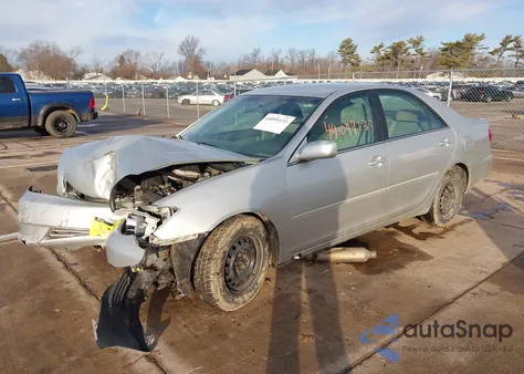 2005 Toyota Camry Le z USA, uszkodzony, nr VIN 4T1BE32K75U542685